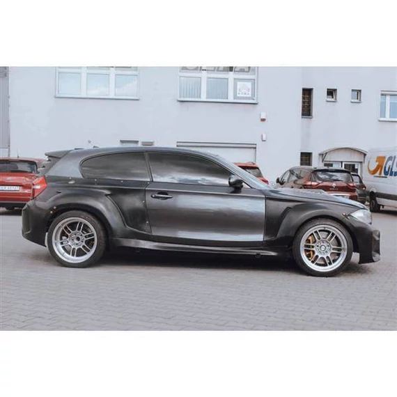 Royal Body Kit BMW E81 bal oldali küszöb